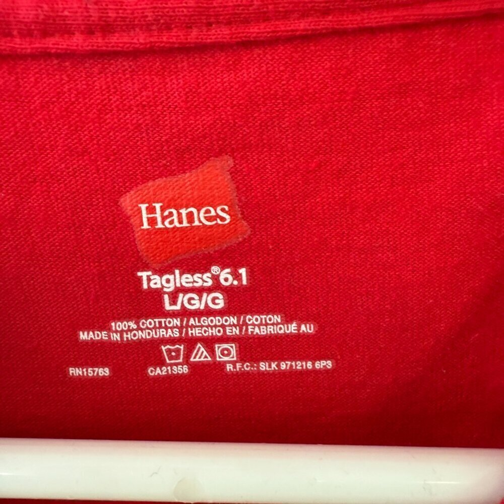 Hanes Red Crew Neck Short Sleeve "Kiss My Buttes" T-Shirt - Picture 4 of 4